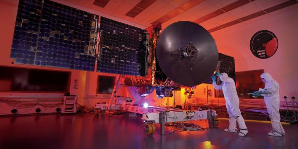 Engineers at 񱦵’s Laboratory for Atmospheric and Space Physics (LASP) perform last-minute inspections of the Hope Probe spacecraft before its shipment to Dubai and the Tanegashima launch site in Japan.