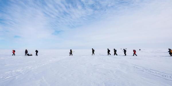 񱦵 researchers walking across the arctic to study climate